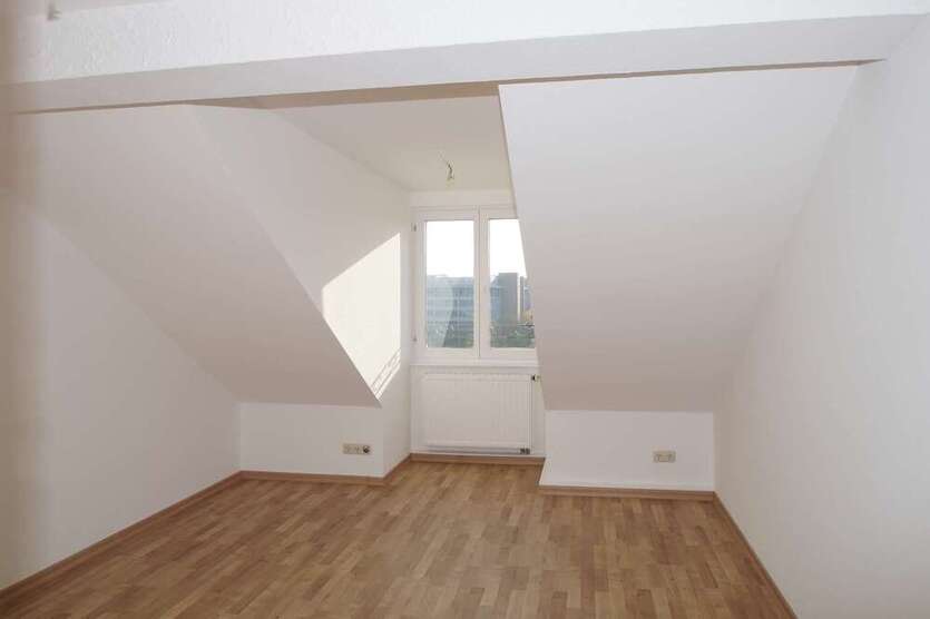 Tolle 2-Zimmer Dachgeschoßwohnung mit Loggia - Direkt am Lene-Voigt-Park