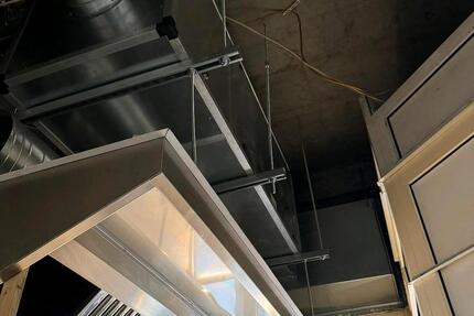 Gastronomie Dunstabzugshaube mit Abluftanlage und Lüftungskanälen zimmer