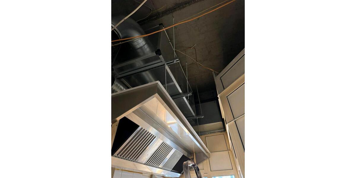 Gastronomie Dunstabzugshaube mit Abluftanlage und Lüftungskanälen zimmer