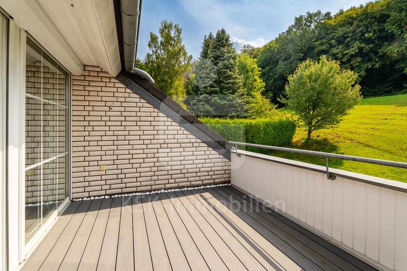 Großzügige Dachgeschoßwohnung mit Südterrasse und Blick ins Grüne in Lohmar.