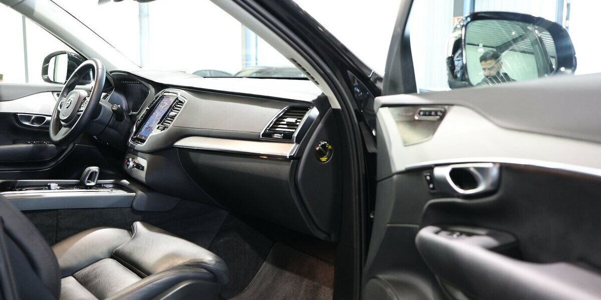 Volvo XC90 PLUS-BRIGHT RECHARGE AWD P-HEV T8 7-SITZER 79.000 km 48.888 &euro; Hamm 59077