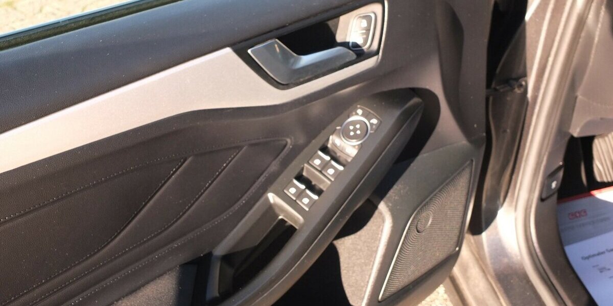 Ford Focus NAVI BLUETOOTH SHZ PARCTRONIC 1 HAND 131.112 km 10.908 &euro; Köln 50858