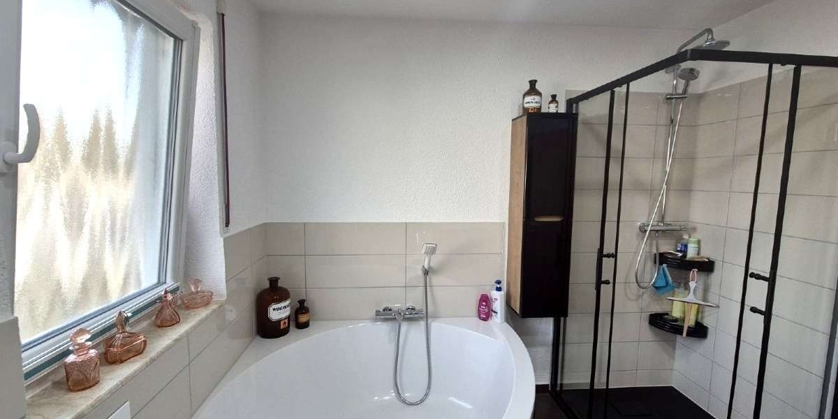 Großzügiges Wohnen für zwei Generationen: Poolbereich mit Poolbar und barrierefreiem EG - Zweifamilienhaus Katzweiler | Angebot:27131010