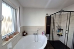 Großzügiges Wohnen für zwei Generationen: Poolbereich mit Poolbar und barrierefreiem EG - Zweifamilienhaus Katzweiler | Angebot:27131010