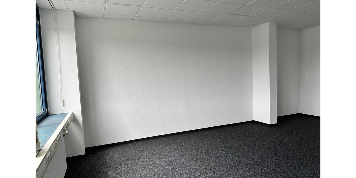 Neuwertiges Büro (ca. 42qm) mit Blick auf den Moritzberg in der Industriestraße 23a zimmer