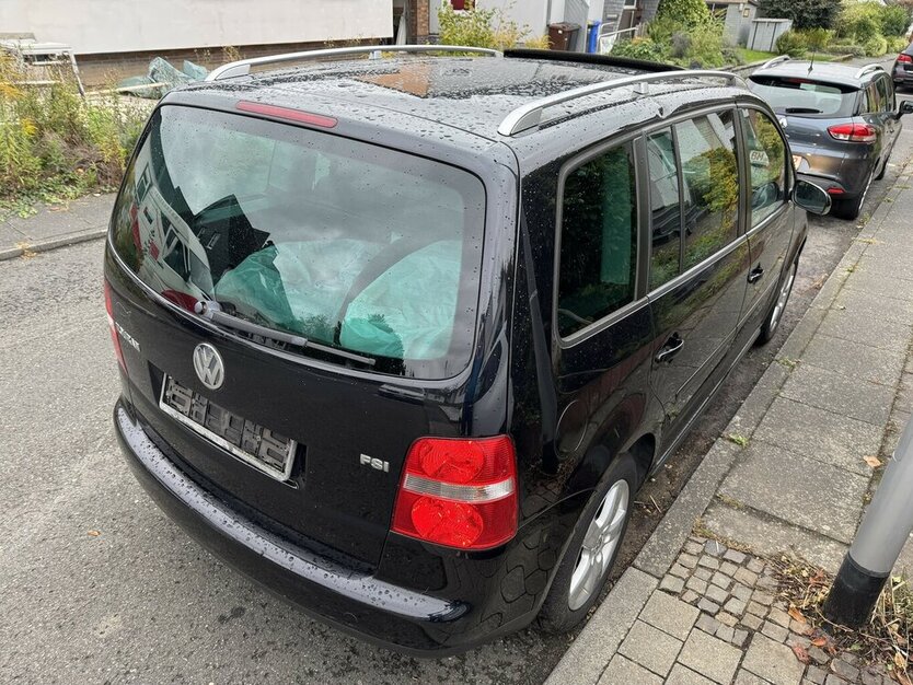 VW Touran 1.6 FSI Highline 7 Sitze SR+WR eGSD DSG ? 213.000 km 1.300 € Erftstadt 50374
