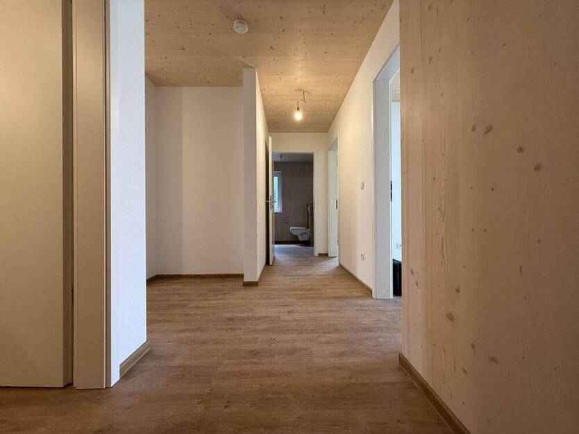 Modernes Wohnen im nachhaltigen Holz-Hybrid-Haus