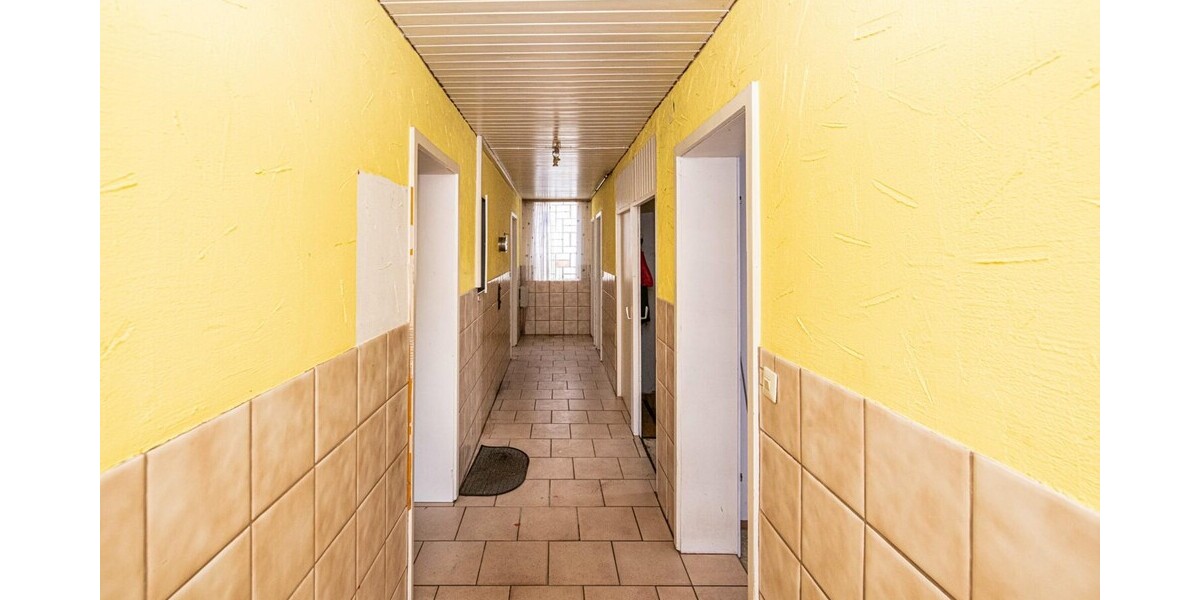 Zweifamilienhaus mit großem Grundstück 8 zimmer