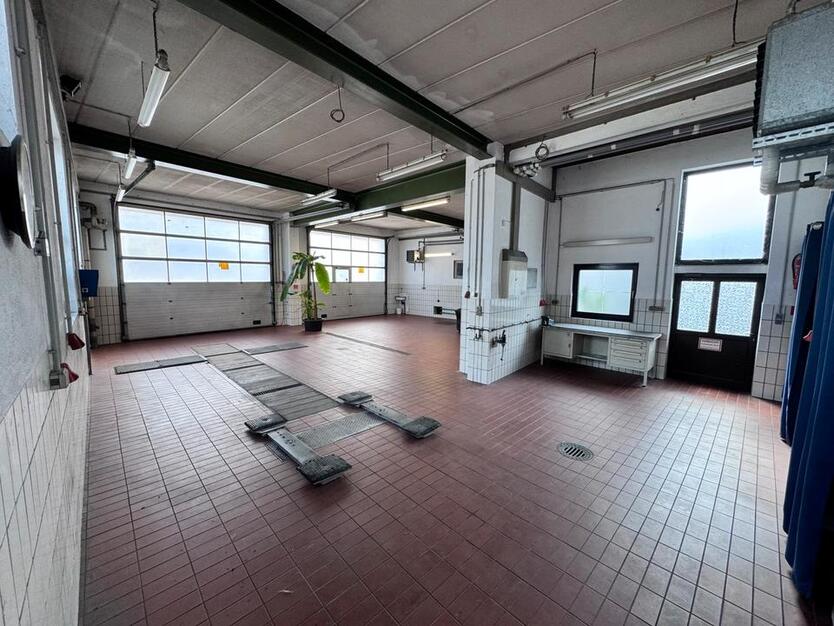 Lagerhalle KFZ Werkstatt Halle mit Einrichtung zu vermieten