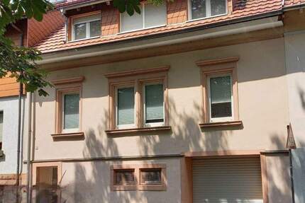 Komplett kernsaniert und renoviert - 2 Wohnunen mit 2 separaten Eingängen, Terrasse, Balkonen, Garten und Garage, in St. Ingbert-SÜD 7 zimmer