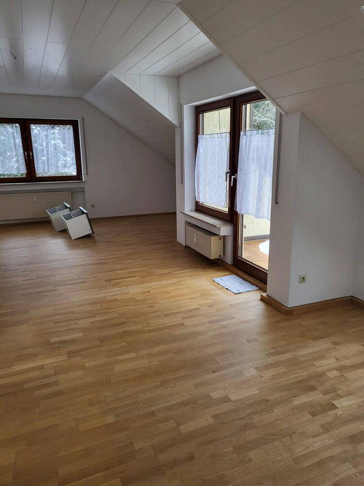 Schöne, großzügige DG-Wohnung