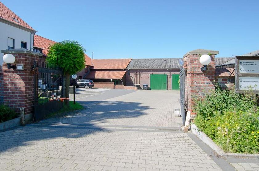 Werkstatt mit Ausstellungsfläche auf altem Gehöft