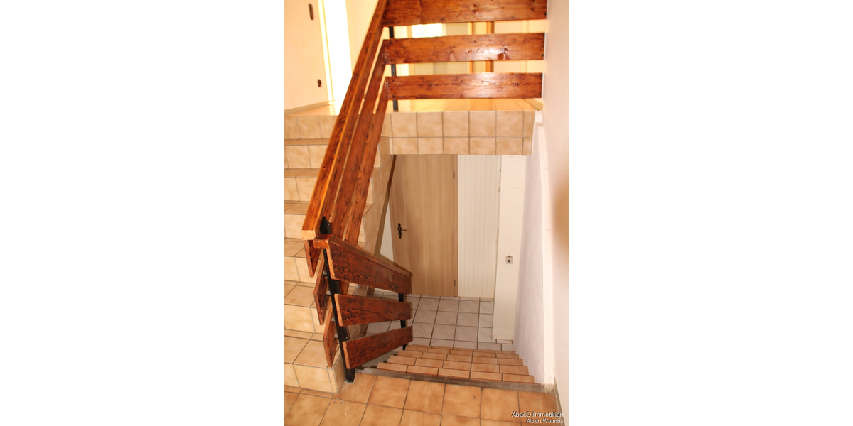 Haus: 2 Wohnungen, 2 Eingänge, 2 Terrassen. Platz für 2 Generationen! Achtung: Bieterverfahren! 6 zimmer