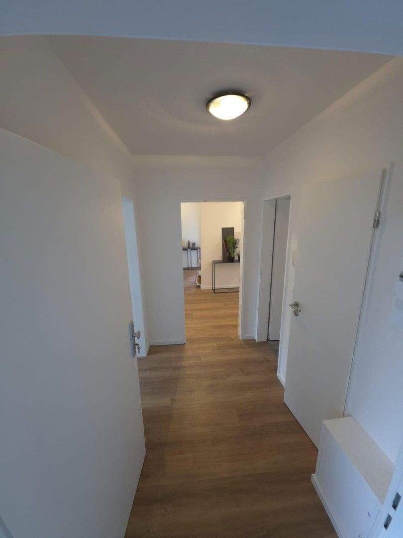 Frisch renoviert und sofort bezugsfertig- 4-Zimmer-Wohnung mit Terrasse 4 zimmer