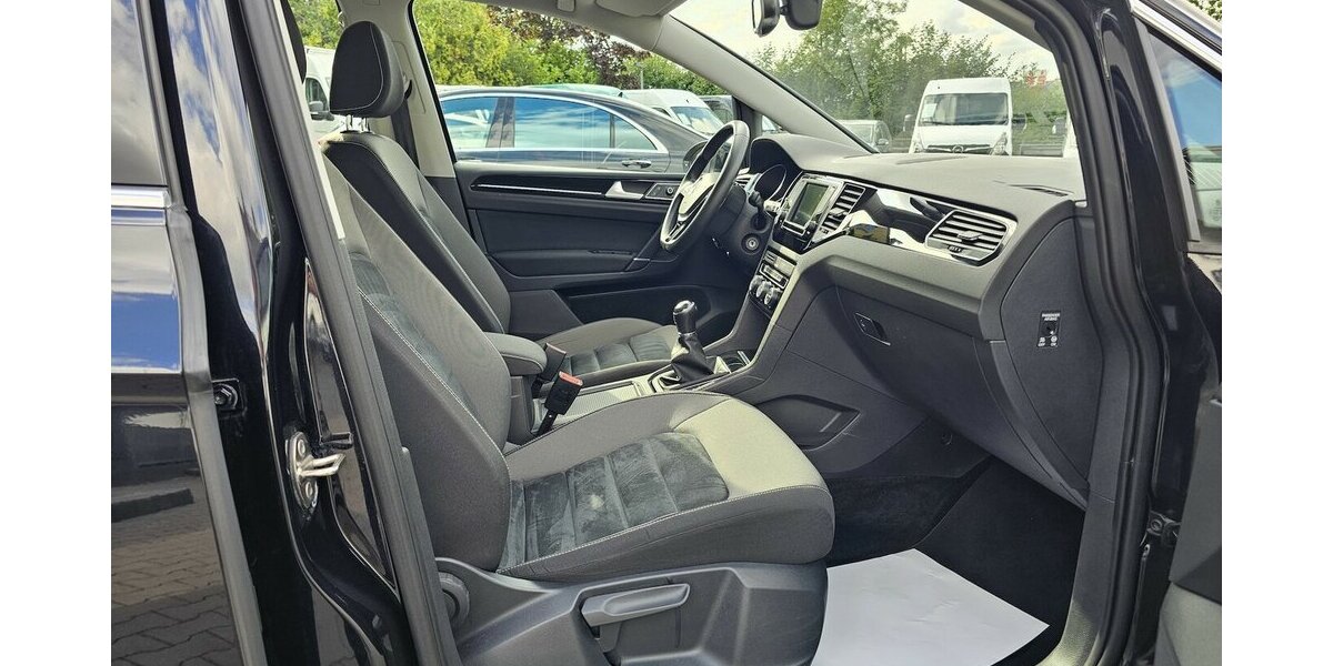 VW Golf Sportsvan 1.4 TSI Highline LEDER NAVI AHK 105.050 km 12.990 &euro; Löhne 32584