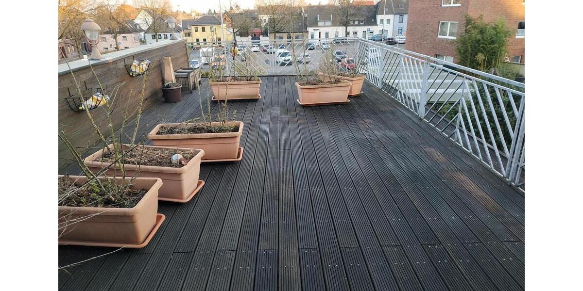 Hochwertiges PENTHOUSE mit 40 qm Süd-Dach-Terrasse, Einbau-Küche und -Schänken, Parkett 2.5 zimmer