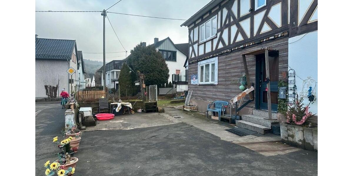 Einfamilienhaus Haiger - 7 Zimmer, 140 m&sup2;, 135.000&euro; | Angebot:27081694
