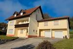 Einfamilienhaus mit 3 WHg, Garten und 4 Garagen in Münchshofen 8 zimmer