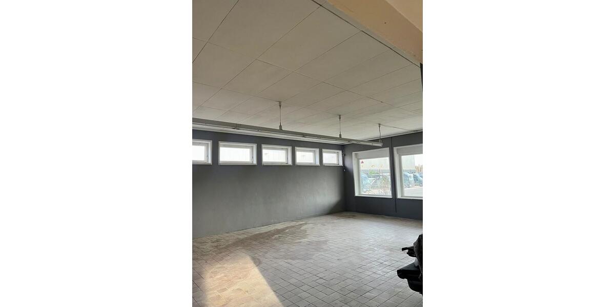 Gewerbehalle, Industriegebäude, Halle, Strom und Toilette zimmer