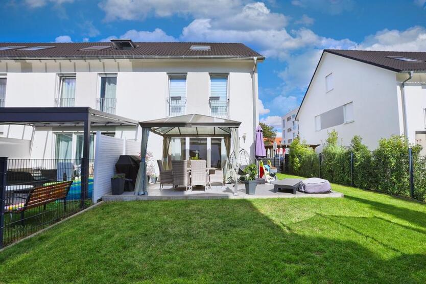 Reihenendhaus in gepflegtem Neubaugebiet – Terrasse, Garten & Carport