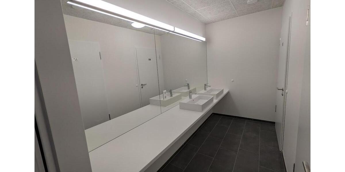 Neu - €8qm - 4 x 275qm oder 1.100qm, Tiefgarage mit 19x E-Ladestationen, Aufzug, Klimatisiert zimmer