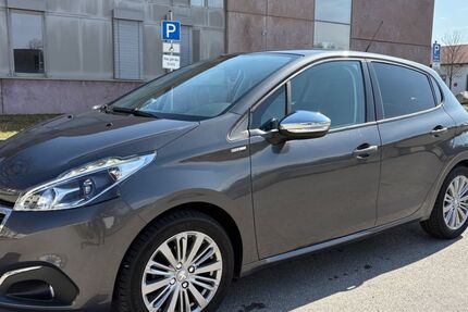 Peugeot 208 17.000 km 8.699 &euro; München 81825
