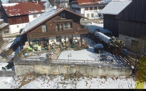 Freistehendes Zweifamilienhaus mit Doppelgarage in zentraler Lage