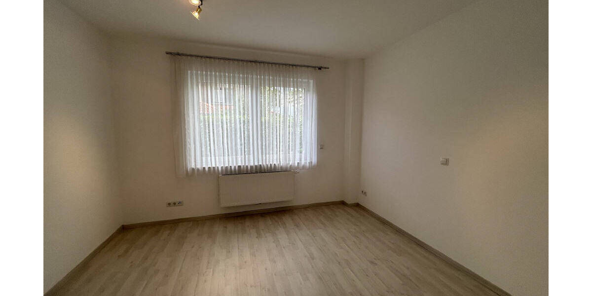 Keine Käuferprovision ! Helle Erdgeschosswohnung mit überdachtem Eingang, Terrasse und Stellplatz 2 zimmer