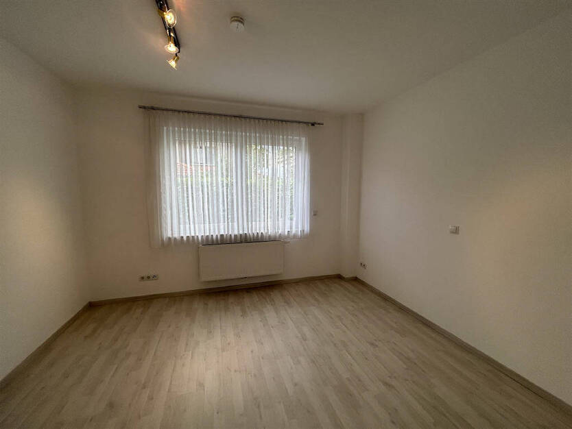 Keine Käuferprovision ! Helle Erdgeschosswohnung mit überdachtem Eingang, Terrasse und Stellplatz 2 zimmer