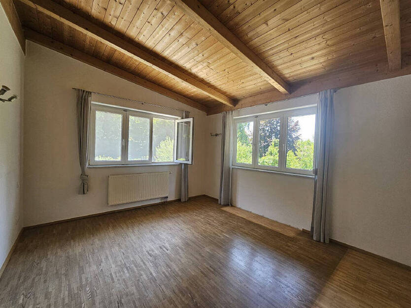 Ideal für Paar! 5 Zimmer Wohnung im ersten OG mit Balkon