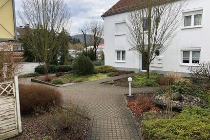 Geschmackvolle 2-Zimmer-Wohnung mit Balkon und TG in Schweinheim