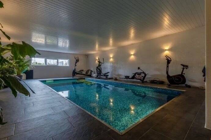 Pfingstmontag noch Besichtigungen möglich - 9 Zimmer, 3 Bäder, 3 Einbauküchen, 70m² Innenpool, 40 m² Wintergarten, Doppelgarage, Wärmepumpe,etc.!