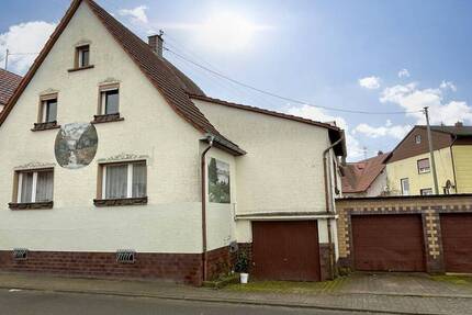 NEUER PREIS! Freistehendes Einfamilienhaus mit drei Garagen und Gestaltungspotenzial 6 zimmer