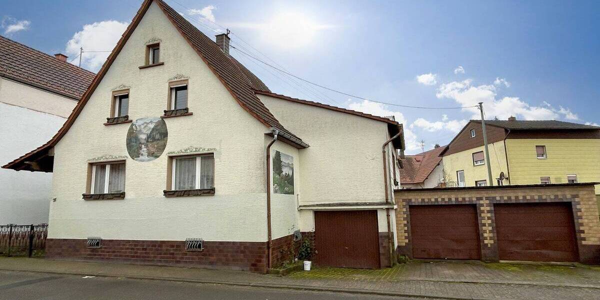 NEUER PREIS! Freistehendes Einfamilienhaus mit drei Garagen und Gestaltungspotenzial 6 zimmer