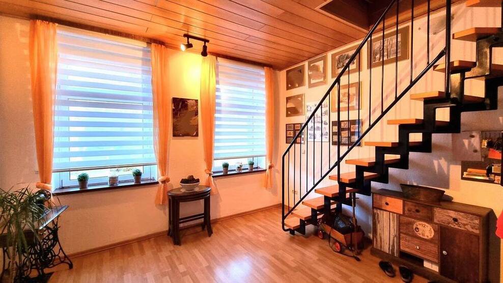 Freistehendes Ein-Zweifamilienhaus mit 9 Zimmern, 3 Bädern und ri