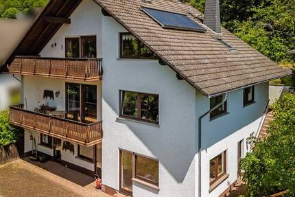 **Großzügiges Einfamilienwohnhaus mit ELW in bevorzugter Wohnlage** 7 zimmer