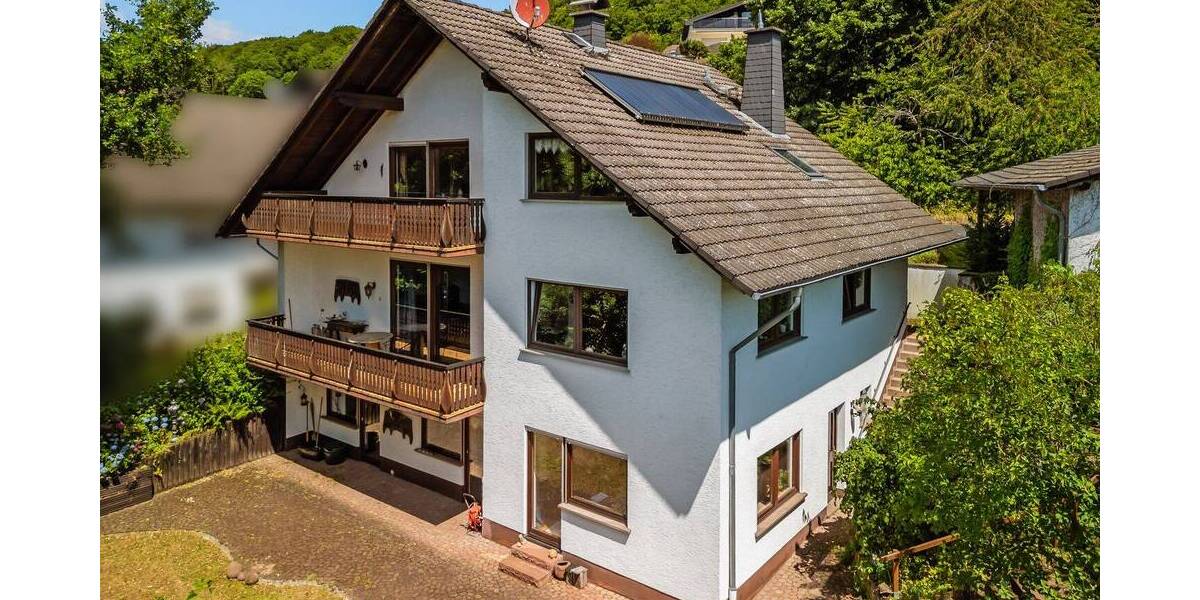 **Großzügiges Einfamilienwohnhaus mit ELW in bevorzugter Wohnlage** 7 zimmer