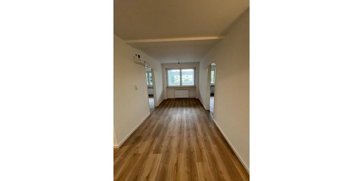 Frisch renovierte 4,5-Zimmer-Wohnung mit Balkon in Königsbrunn 4.5 zimmer