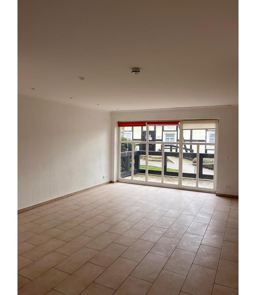 Erdgeschoss-SeniorenWohnung, barrierearm + Terrasse + PKW-Stellplatz