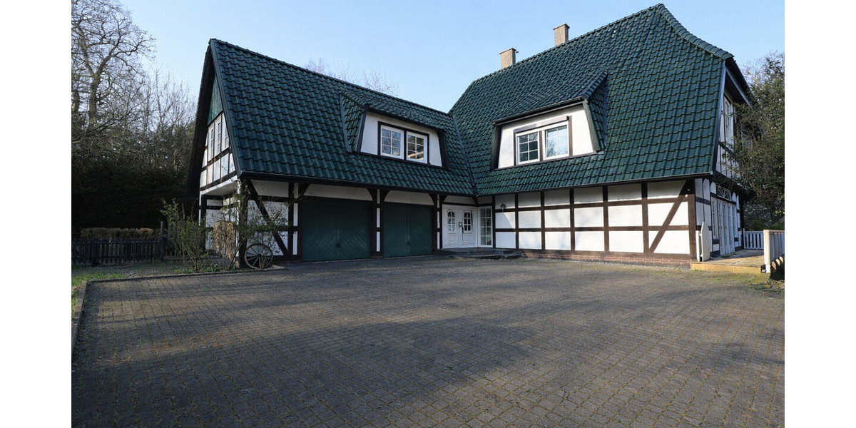 Exklusive Villa mit Wellnessbereich, Pool & großem Grundstück (inkl. Renovierung und neuem Dach) - Villa Hüllhorst | Angebot:26002980
