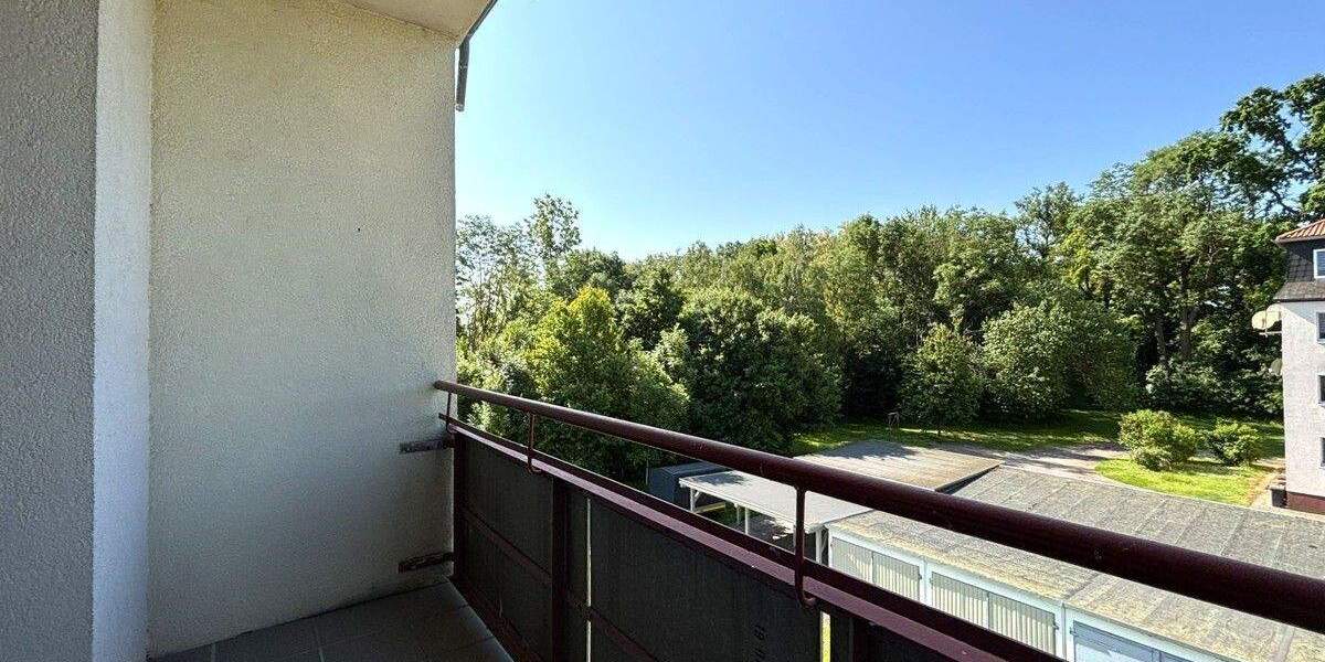 Familienfreundliche Eigentumswohnung mit Einbauküche, 2x Balkonen und 2x Garagen in Löberitz 5 zimmer