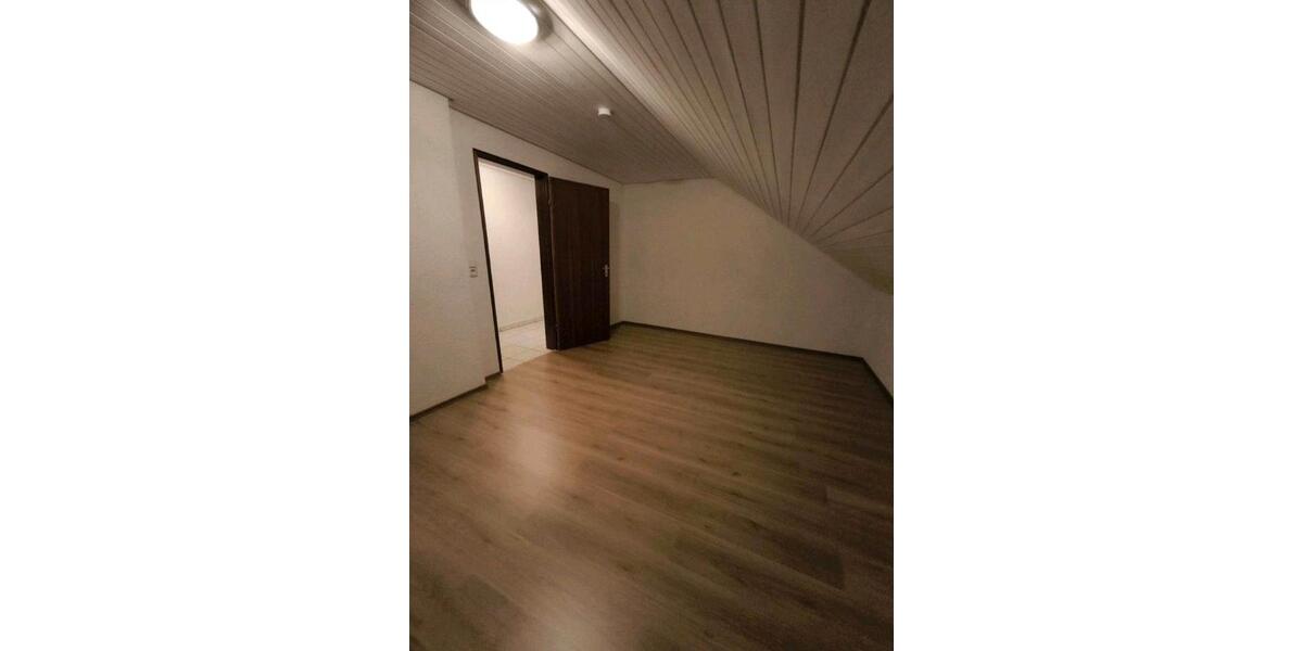 Dachgeschoßwohnung Göppingen Bruckwasen - 3 Zimmer, 75 m&sup2;, 925&euro; | Angebot:25022176