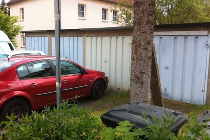Grundstück bebaut mit 4 Garage in guter Lage