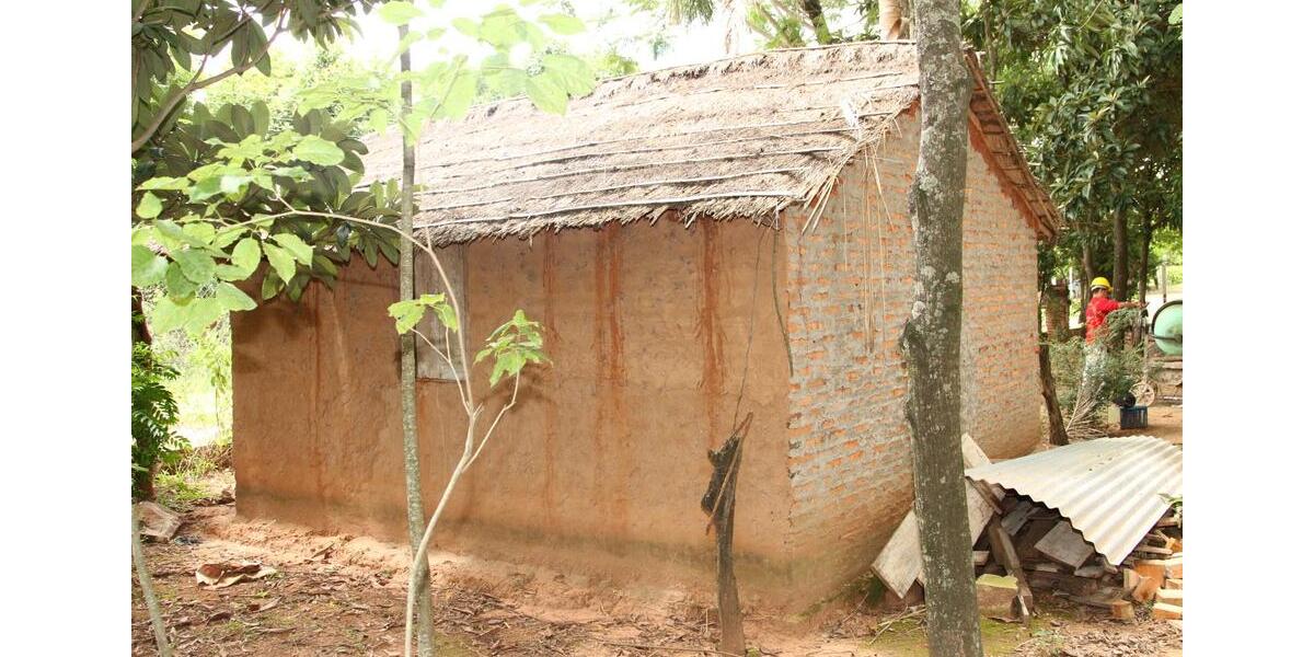 Paraguay, Mbocayaty (Guairá): Haus 3 Zimmer Küche Bad, viele Bäum 3 zimmer