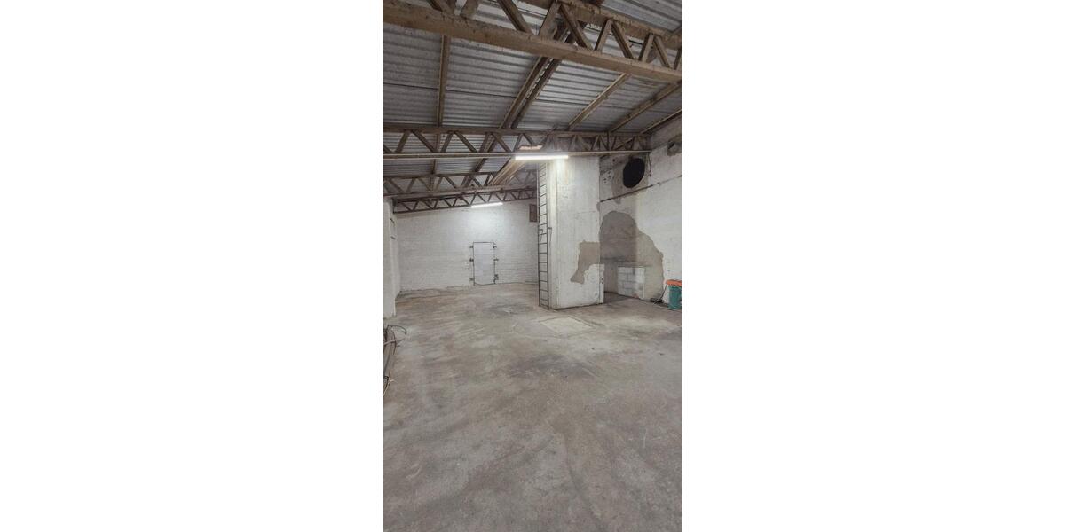 Lagerhalle 376 m² mit Rampe – trocken, ebener Zugang über Rolltor zimmer