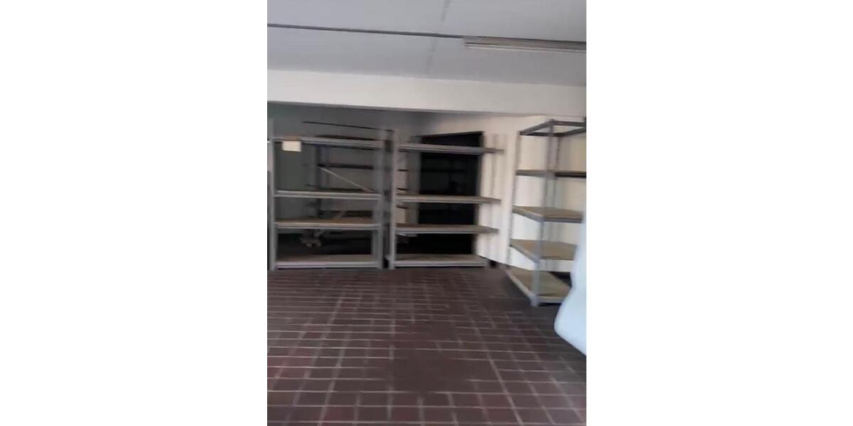 Lagerhalle Stellplatzhalle Gewerbehalle ca 190m2 mit Sektionaltor zimmer