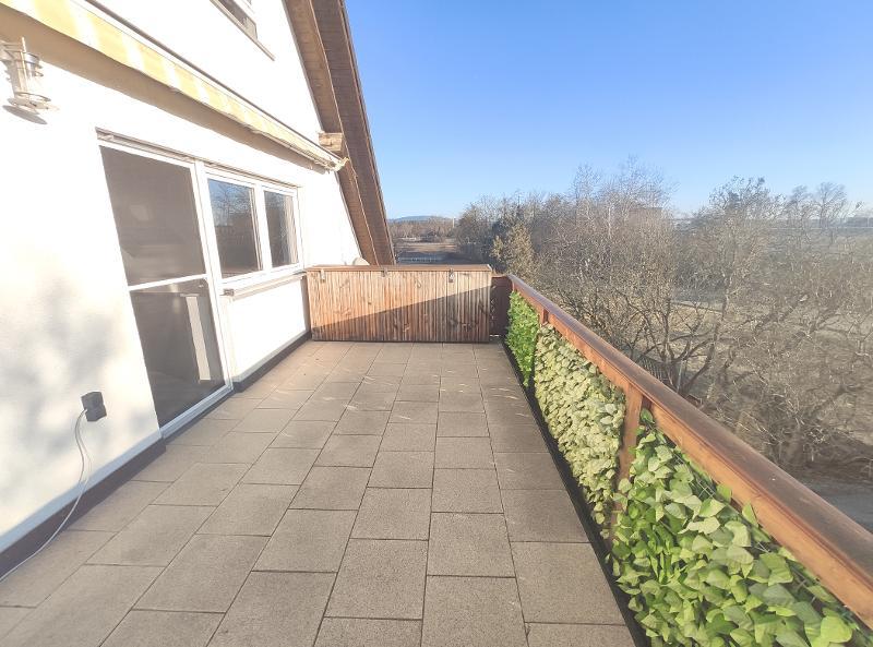 Große Maisonette mit Klimaanlagen (aktuell in 2 Wohnungen unterteilt) mit 2 Balkonen, 2 Einbauküchen und 2 Stellplätzen 5 zimmer