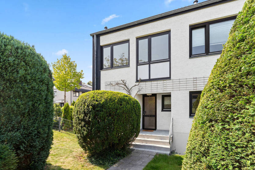 Split-Level trifft Reihenendhaus - wohnen mit Stil und Ausblick