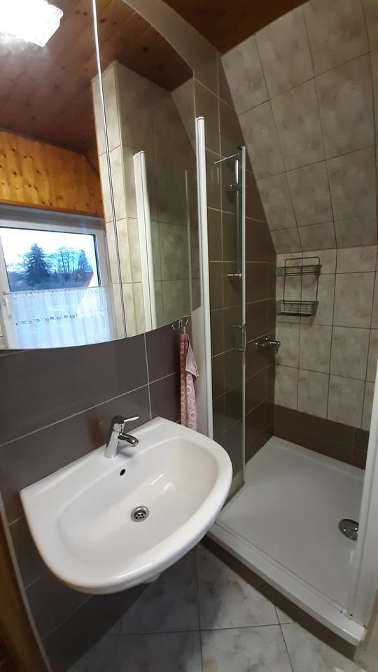 Wohnhaus vollunterkellert m. Dachausbau u. Nebengebäude m. 2 Fewo