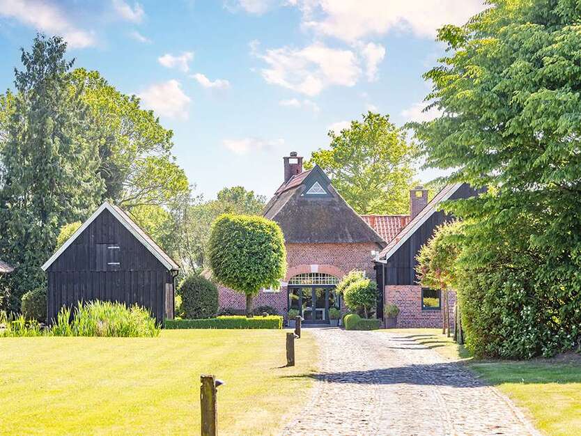 Haus zum Kaufen in Wiefelstede-Bokel 1.999.000 € 323 m²